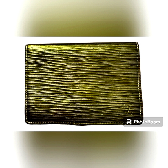 LOUIS VUITTON AUTHENTIC EPI LEATHER CYBER IRIDESCENT  OLIVE GRN AGENDA /PASSPORT - Picture 1 of 14